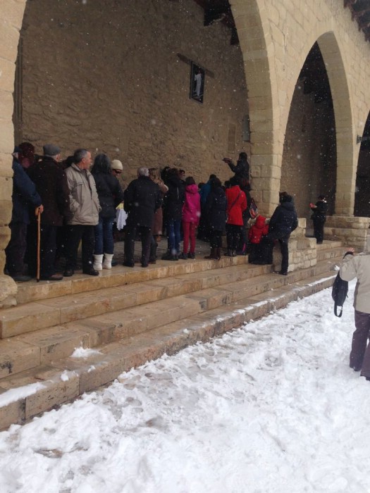 Un grupo de niños jugando en la plaza Mayor de Cantavieja, donde hoy se celebra Santa Águeda. Ricardo Altabás