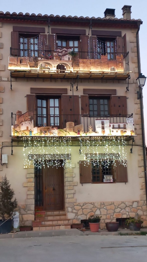 Recreación de diferentes monumentos de Manzanera en uno de los balcones de la localidad