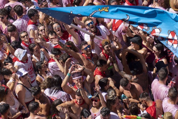 La puesta del pañuelo concentra a miles de personas en la plaza del Torico