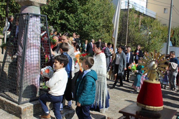 Otro momento de la ofrenda en Cedrillas