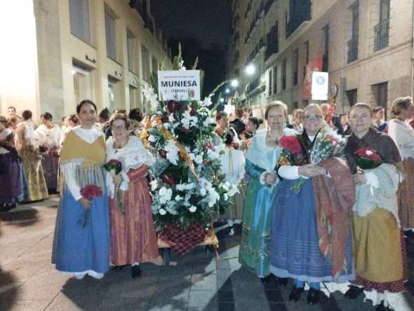 Muniesa abrió el desfile de oferentes en la Plaza del Pilar de Zaragoza