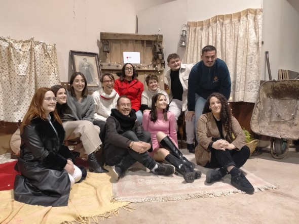 Un grupo de personas, haciéndose una foto en el photocall habilitado para la presentación del documental RECbollar