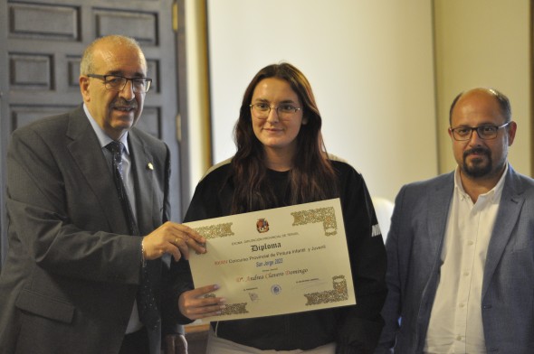 Andrea Clavero, ganadora juvenil en el concurso de pintura