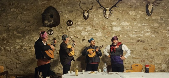 El bizcocho y la mistela dan paso a los cantos en Jabaloyas. Óscar Castillo