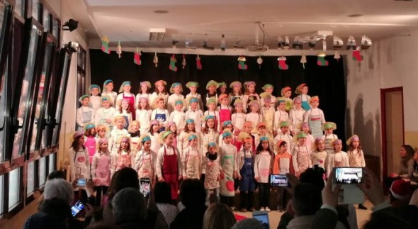 El colegio Ensanche celebró su tradicional Festival e Navidad con diversos villancicos interpretados por los estudiantes
