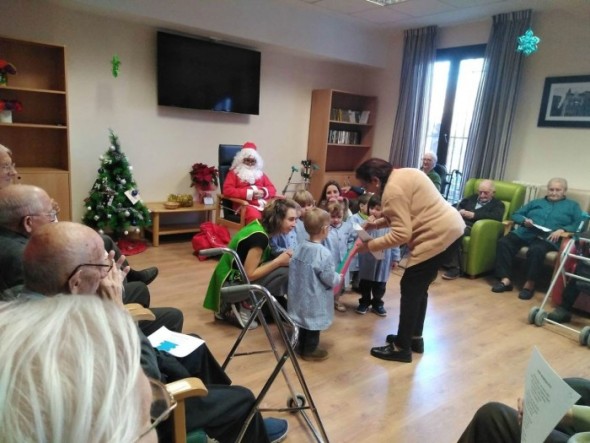 Los niños de la Ludoteca Pasitos visitan la residencia de ancianos de Los Paúles