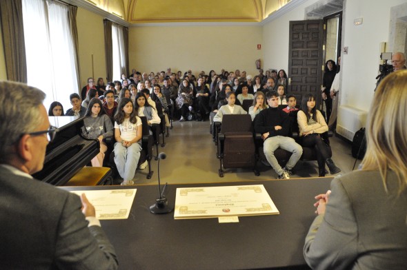 Joaquín Juste y Beatriz Redón frente a un auditorio lleno, en el Museo Provincial, con los estudiantes premiados y sus familiares y acompañantes