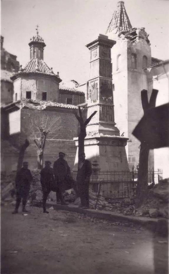 Fotografía de cuatro requetés junto en el monumento