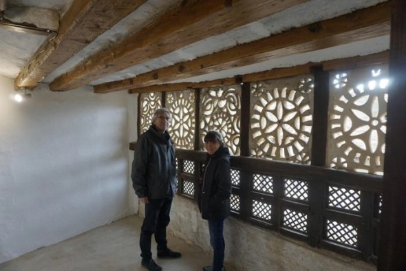 El cubículo que hay en el Torreón de las Monjas es visitable y las celosías permiten observar la calle Mayor sin ser visto