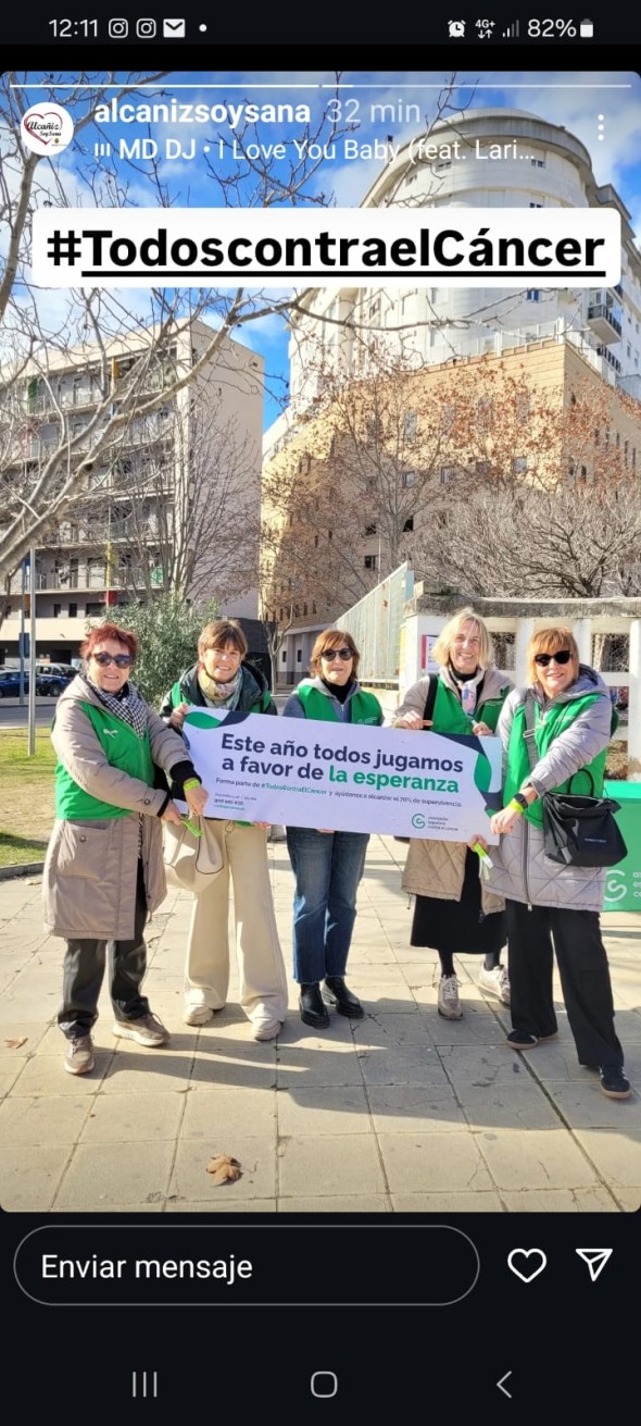 Voluntarias de Alcañiz posan con la pancarta del Día contra el Cáncer