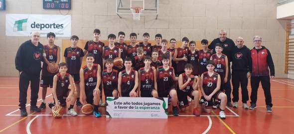 Jóvenes jugadores de baloncesto, con la pancarta